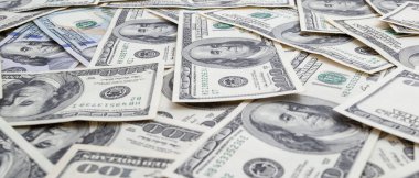 Dokuma Amerikan doları manzarası. Yüz dolarlık banknotların arka planı.