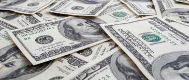 Dokuma Amerikan doları manzarası. Yüz dolarlık banknotların arka planı.