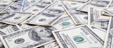 Dokuma Amerikan doları manzarası. Yüz dolarlık banknotların arka planı.