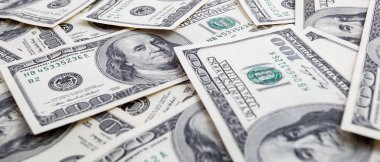 Dokuma Amerikan doları manzarası. Yüz dolarlık banknotların arka planı.