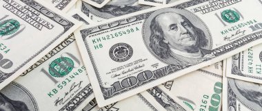 Dokuma Amerikan doları manzarası. Yüz dolarlık banknotların arka planı.