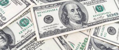 Dokuma Amerikan doları manzarası. Yüz dolarlık banknotların arka planı.