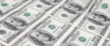 Dokuma Amerikan doları manzarası. Yüz dolarlık banknotların arka planı.