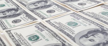 Dokuma Amerikan doları manzarası. Yüz dolarlık banknotların arka planı.