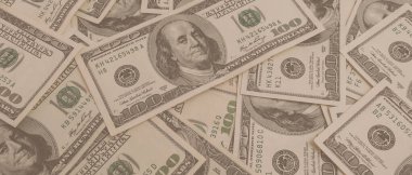 Dokuma Amerikan doları manzarası. Yüz dolarlık banknotların arka planı.