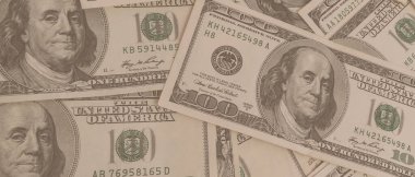 Dokuma Amerikan doları manzarası. Yüz dolarlık banknotların arka planı.