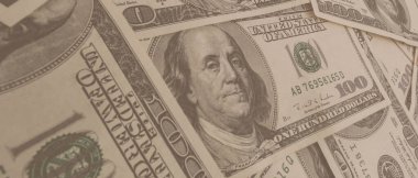 Dokuma Amerikan doları manzarası. Yüz dolarlık banknotların arka planı.