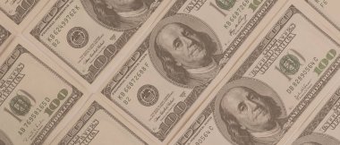 Dokuma Amerikan doları manzarası. Yüz dolarlık banknotların arka planı.