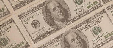 Dokuma Amerikan doları manzarası. Yüz dolarlık banknotların arka planı.