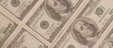 Dokuma Amerikan doları manzarası. Yüz dolarlık banknotların arka planı.