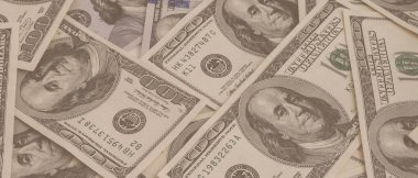 Dokuma Amerikan doları manzarası. Yüz dolarlık banknotların arka planı.