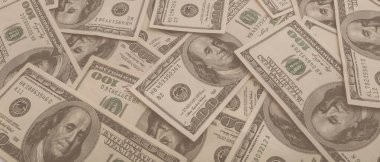 Dokuma Amerikan doları manzarası. Yüz dolarlık banknotların arka planı.