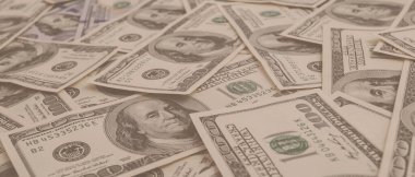 Dokuma Amerikan doları manzarası. Yüz dolarlık banknotların arka planı.