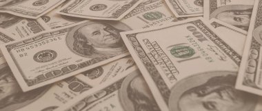 Dokuma Amerikan doları manzarası. Yüz dolarlık banknotların arka planı.