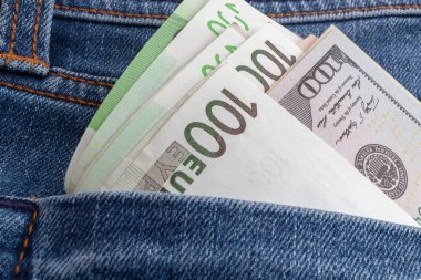 Kotun cebinden dolar ve euro çıkıyor.