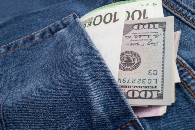 Kotun cebinden dolar ve euro çıkıyor.