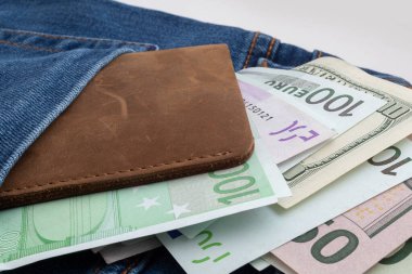 Kotun cebinden dolar ve euro çıkıyor.