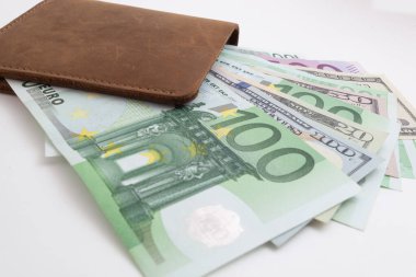 İçinde avro ve dolar olan cüzdan, izole edilmiş.