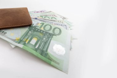 İçinde avro ve dolar olan cüzdan, izole edilmiş.