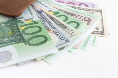 İçinde avro ve dolar olan cüzdan, izole edilmiş.