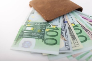 İçinde avro ve dolar olan cüzdan, izole edilmiş.