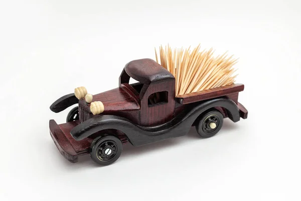 白色背景隔离的木制玩具车 — 图库照片