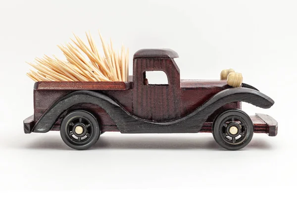 白色背景隔离的木制玩具车 — 图库照片