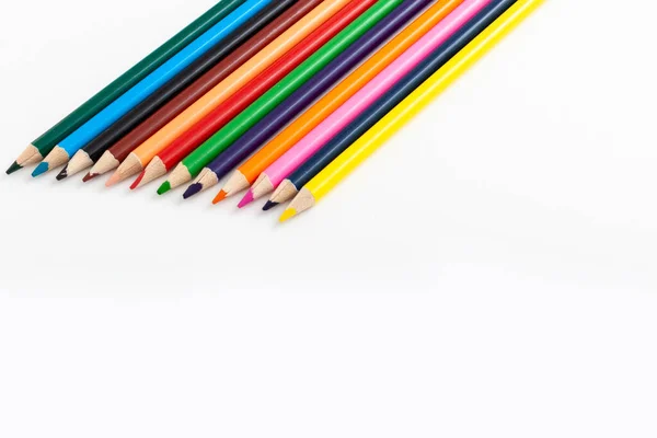 Zole Edilmiş Beyaz Arkaplanda Renk Kalemleri — Stok fotoğraf