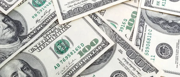 Dokuma Amerikan doları manzarası. Yüz dolarlık banknotların arka planı.