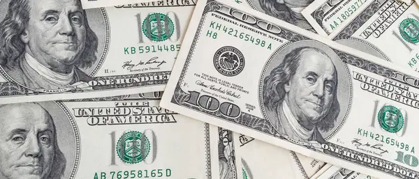 Dokuma Amerikan doları manzarası. Yüz dolarlık banknotların arka planı.