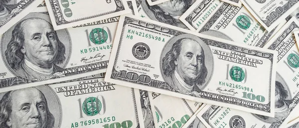 Dokuma Amerikan doları manzarası. Yüz dolarlık banknotların arka planı.