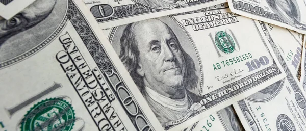 Dokuma Amerikan doları manzarası. Yüz dolarlık banknotların arka planı.