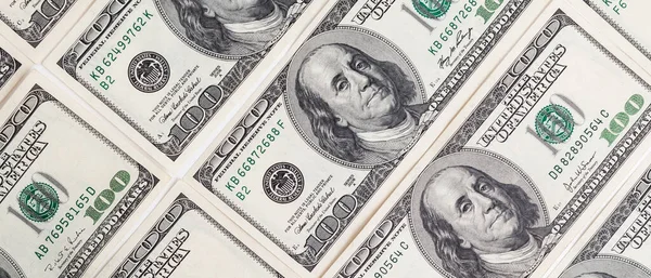 Dokuma Amerikan doları manzarası. Yüz dolarlık banknotların arka planı.