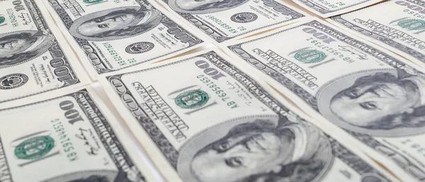 Dokuma Amerikan doları manzarası. Yüz dolarlık banknotların arka planı.