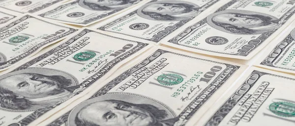 Dokuma Amerikan doları manzarası. Yüz dolarlık banknotların arka planı.