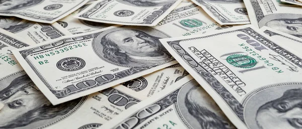Dokuma Amerikan doları manzarası. Yüz dolarlık banknotların arka planı.