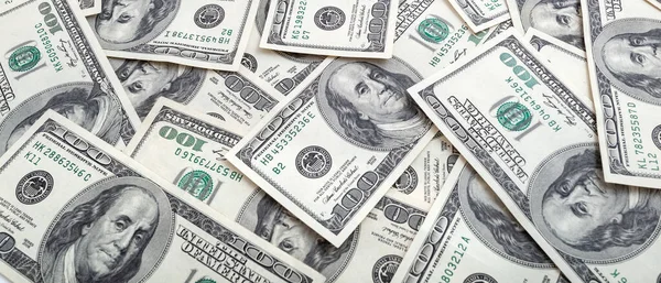 Dokuma Amerikan doları manzarası. Yüz dolarlık banknotların arka planı.