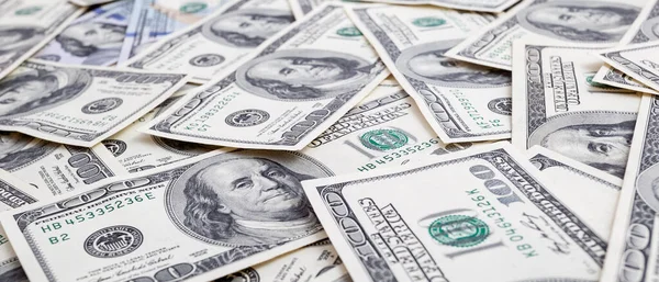 Dokuma Amerikan doları manzarası. Yüz dolarlık banknotların arka planı.