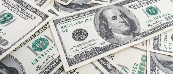 Dokuma Amerikan doları manzarası. Yüz dolarlık banknotların arka planı.