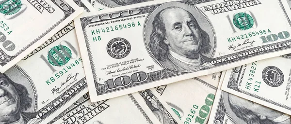 Dokuma Amerikan doları manzarası. Yüz dolarlık banknotların arka planı.
