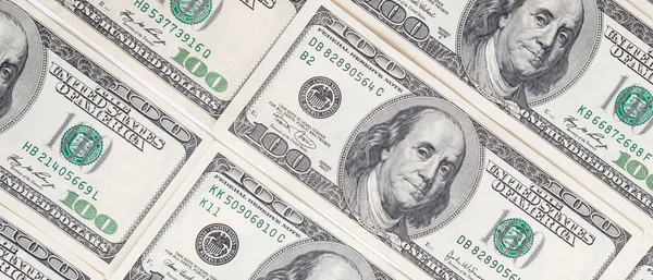 Dokuma Amerikan doları manzarası. Yüz dolarlık banknotların arka planı.