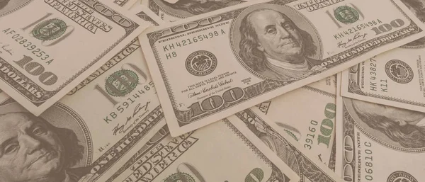 Dokuma Amerikan doları manzarası. Yüz dolarlık banknotların arka planı.