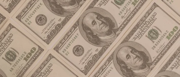Dokuma Amerikan doları manzarası. Yüz dolarlık banknotların arka planı.