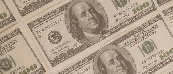 Dokuma Amerikan doları manzarası. Yüz dolarlık banknotların arka planı.