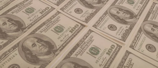 Dokuma Amerikan doları manzarası. Yüz dolarlık banknotların arka planı.