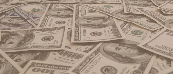 Dokuma Amerikan doları manzarası. Yüz dolarlık banknotların arka planı.
