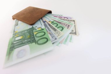İçinde avro ve dolar olan cüzdan, izole edilmiş.