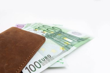 Cüzdanına avro yapışmış.