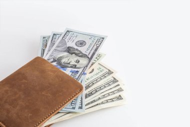 Üzerinde dolar olan cüzdan.