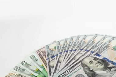 İzole edilmiş beyaz arka plana avro ve dolar banknotları